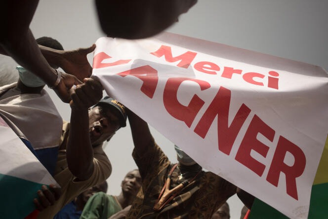 Lors d’une manifestation à Mabako, le 19 février 2022, pour célébrer le retrait des troupes françaises du Mali,  une banderole « Merci Wagner » a été déployée.