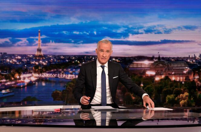 Le journaliste Gilles Bouleau, présentateur du journal télévisé sur TF1, dans les studios de la chaîne, à Boulogne-Billancourt (Hauts-de-Seine), le 13 avril 2022. 