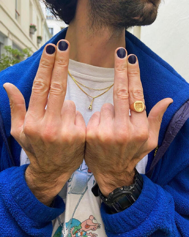 La marque de beauté masculine Horace a lancé, en collaboration avec Manucurist, un vernis à ongles bleu pour homme, en décembre 2021.
