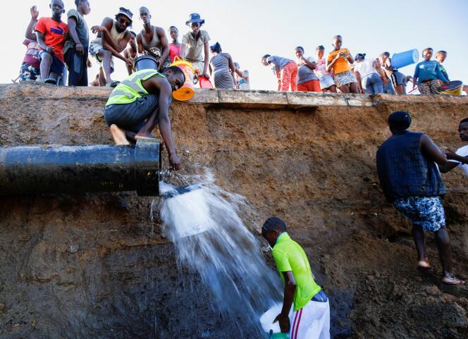 Los residentes del municipio de Amaoti llenan cubos de agua de las tuberías el 14 de abril.