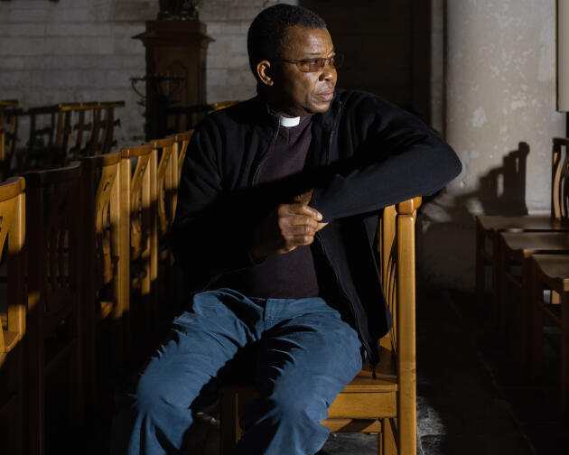 Jean-Claude Kambamba, in the church of Saint-Bertulphe, in Fruges (Pas-de-Calais), on April 13, 2022.