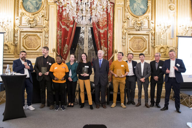 La clôture avec l’ensemble des lauréats de la douzième cérémonie des Grands Prix de la Finance Solidaire à Lyon le 9 novembre 2021. 