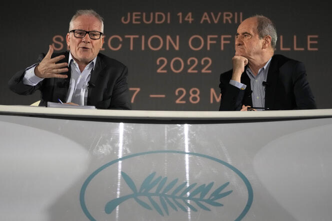 Le délégué général du festival, Thierry Fremaux (à gauche), et le président du festival, Pierre Lescure, lors de la conférence de presse annonçant la programmation de la 75e édition du Festival de Cannes, le 14 avril 2022, à Paris. 