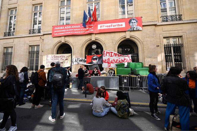 Des étudiants bloquent l’accès au site de Sciences Po situé rue Saint-Guillaume, à Paris, le 14 avril 2022.