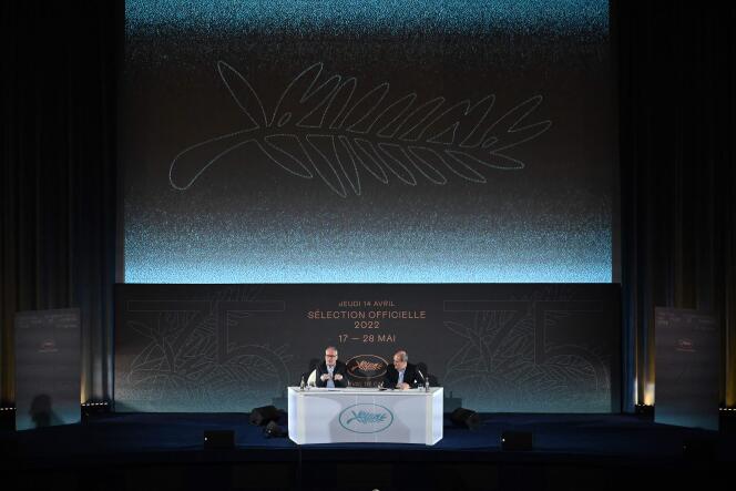 Thierry Frémaux et Pierre Lescure lors de la présentation de la sélection officielle du 75e Festival de Cannes, au cinéma UGC-Normandie, à Paris, le 14 avril 2022.  
