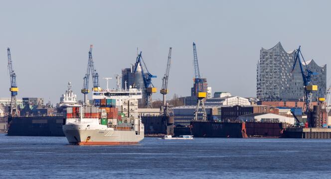 Un porte-conteneurs quitte le port de Hambourg (nord de l’Allemagne), le 7 mars 2022.