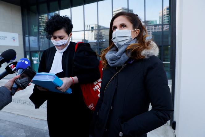 Coline Berry-Rojtman (a destra) e il suo avvocato, Karine Shebabo, a Parigi l'11 febbraio 2021.