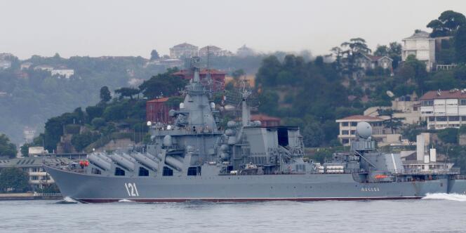 Le « Moskva » sur les eaux du Bosphore, à Istanbul, en juillet 2021. 
