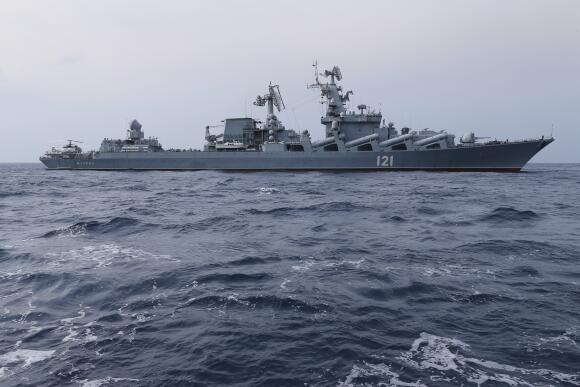 En esta foto proporcionada por el servicio de prensa del Ministerio de Defensa ruso, el crucero de misiles de la Armada rusa 'Moskva' patrulla el mar Mediterráneo cerca de la costa siria el 17 de diciembre de 2015.