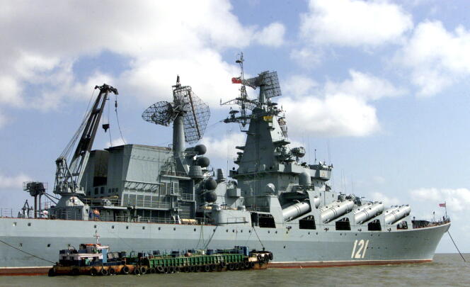 Un croiseur lance-missiles russe « Moskva » est ancré près de Mumbai, en Inde, le 21 mai 2003.