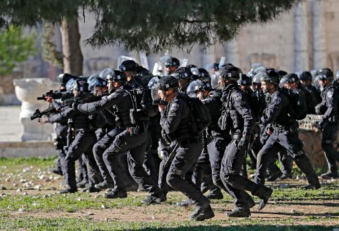 Israeli occupation police on the mosque campus in Jerusalem, April 15, 2022.