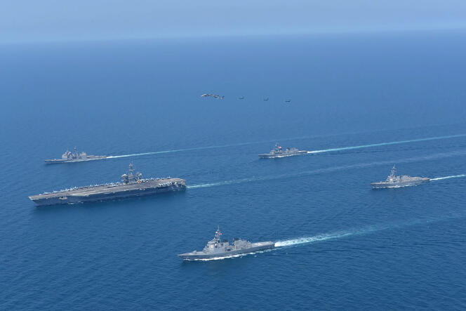 El USS Abraham Lincoln, a la izquierda, y el JS Kongo, al frente, navegan en formación durante un ejercicio bilateral entre Estados Unidos y Japón en el Mar de Japón, el 12 de abril de 2022.