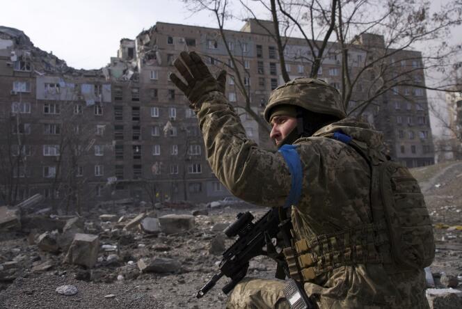 A Ukrainian soldier in the streets of Mariupol, March 12, 2022.