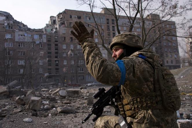 Un soldado ucraniano en las calles de Mariupol, 12 de marzo de 2022.