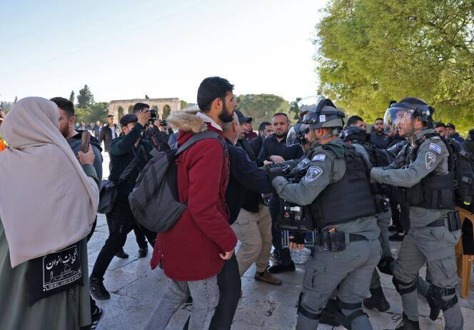 Clashes between Palestinians and Israeli police on the mosque campus in Jerusalem, April 15, 2022.