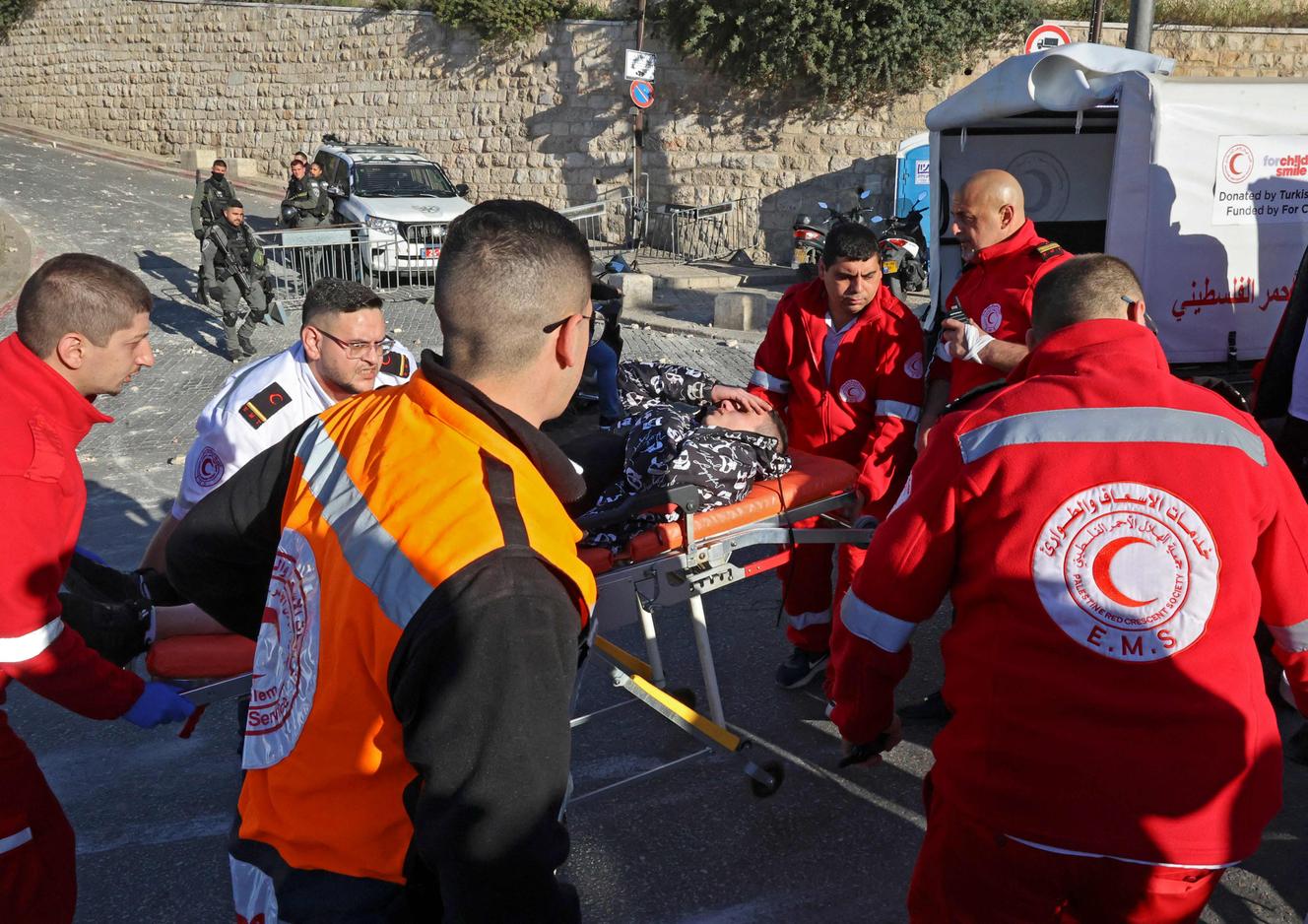 In Jerusalem, several injured after throwing stones and rubber bullets