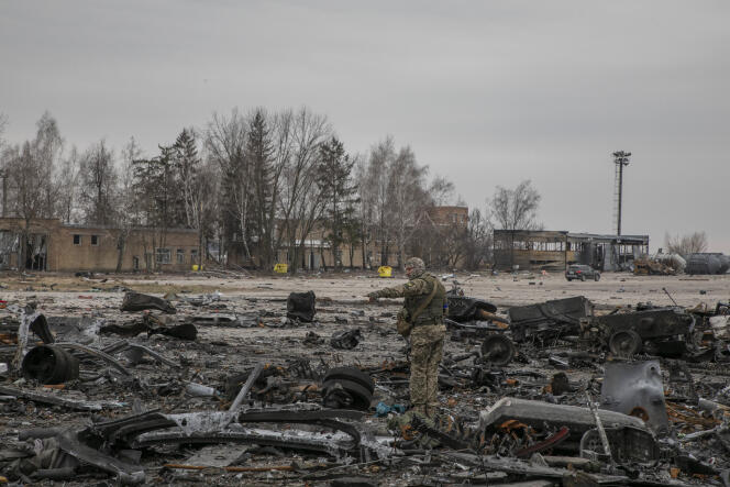Un militaire ukrainien sur le tarmac de l’aéroport d’Hostomel jonché de débris des bombardements . Boutcha, Ukraine, le 5 avril 2022