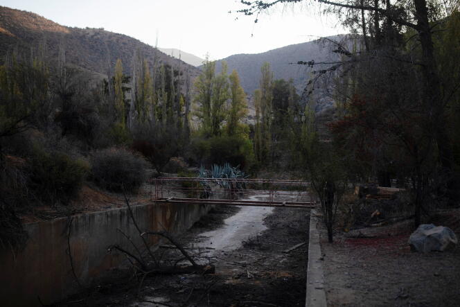 Le réservoir de Rungue pendant une sécheresse, au nord de Santiago du Chili, le 11 avril 2022.