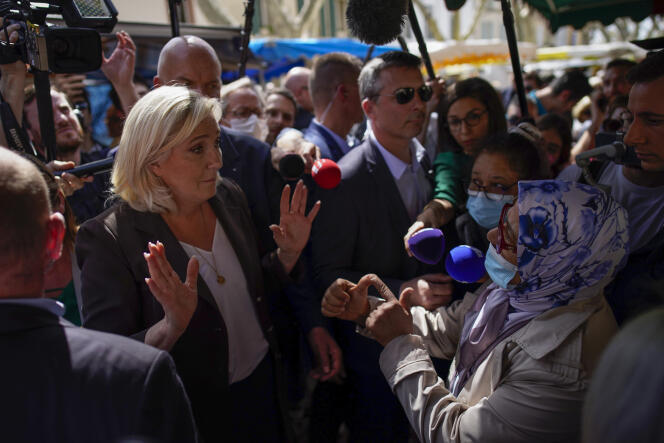 Marine Le Pen at a market in Pertuis (Vaucluse), April 15, 2022.