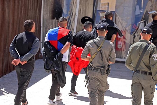Arrestation de jeunes Palestiniens après des heurts sur l’esplanade des Mosquées, le 15 avril 2022 à Jérusalem-Est.