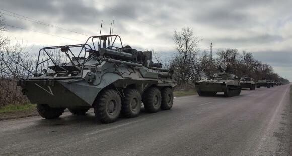 Un convoi de blindés militaires russes près de Marioupol, le 16 avril 2022.