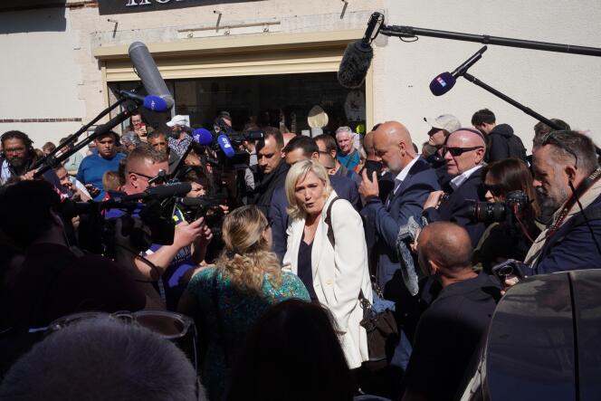 Marine Le Pen en plena naturaleza en la localidad de Saint-Rémy-sur-Avre (Eure-et-Loir), sábado 16 de abril de 2022.
