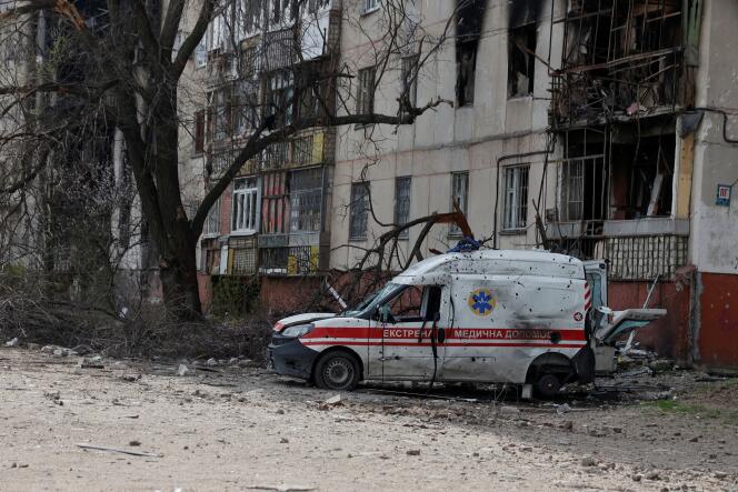 Una ambulancia alcanzada por bombardeos, en la región de Luhansk (Ucrania), el 16 de abril de 2022.