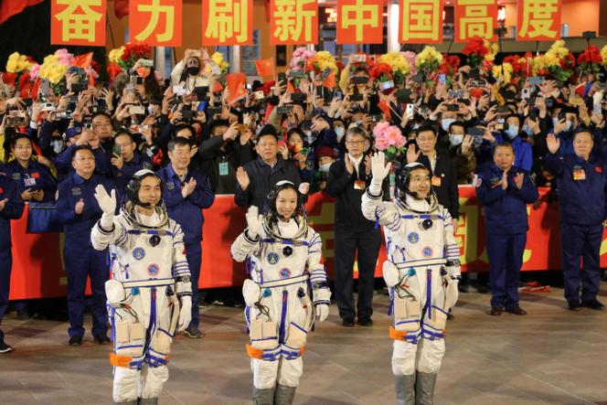 The astronauts (from gauche à droite) Ye Guangfu (41 years old), Wang Yaping (42 years old) and Zhai Zhigang (55 years old), the leaders of the Shenzhou-13 mission, on October 15, 2021, in the north-west of China.