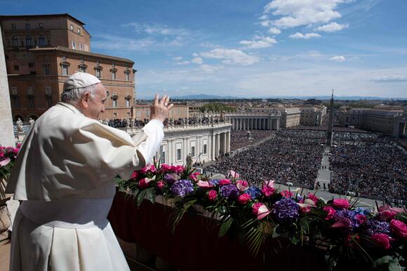 Le pape François lors de sa traditionnelle bénédiction « urbi et orbi », devant 50 000 fidèles réunis sur la place Saint-Pierre à Rome, le 17 avril 2022.