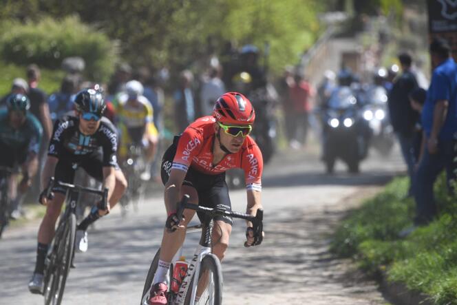 Frenchman Laurent Pichon, 9th in Paris-Roubaix, at the exit of a cobbled sector, April 17, 2022.