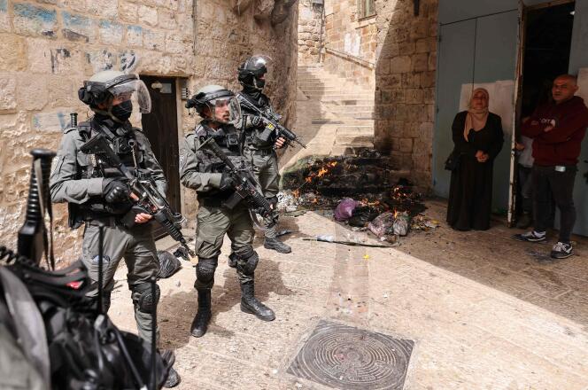 La police israélienne dans la Vieille Ville de Jérusalem, dimanche 17 avril 2022.