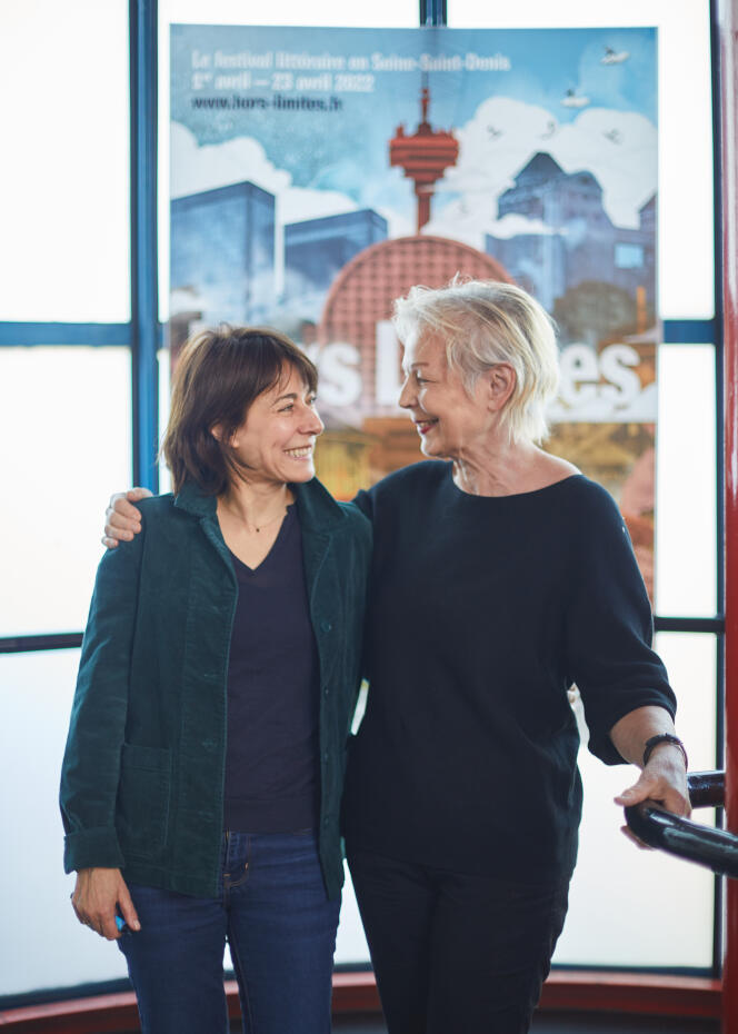 La actriz Marilyne Canto (izquierda) y la novelista Lydie Salvayre (derecha), sábado 16 de abril de 2022, en Villepinte (Seine-Saint-Denis).