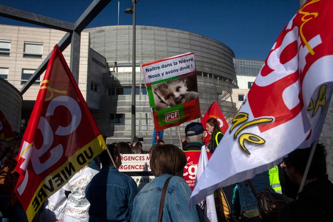 Manifestación contra el cierre de la maternidad frente a la entrada de la maternidad del hospital de Nevers, 15 de abril de 2022.