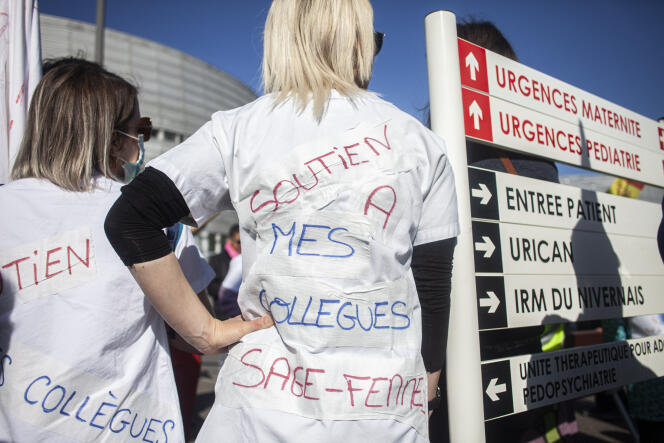 Manifestation contre la fermeture de la maternité devant l’hôpital de Nevers, le 15 avril 2022.
