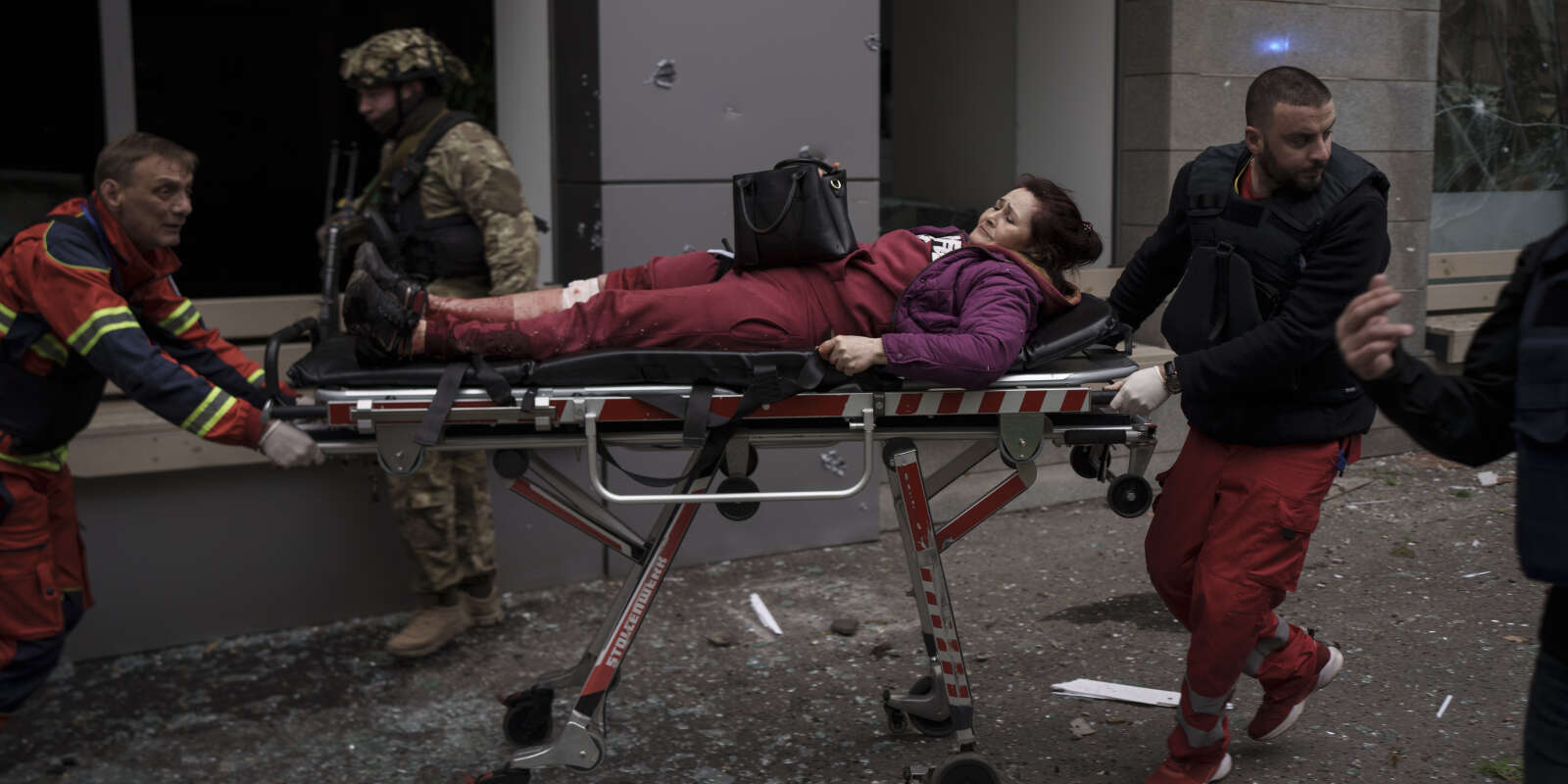  Une femme est emmenée dans une ambulance après avoir été blessée lors d’un bombardement russe à Kharkiv, en Ukraine, dimanche 17 avril 2022.