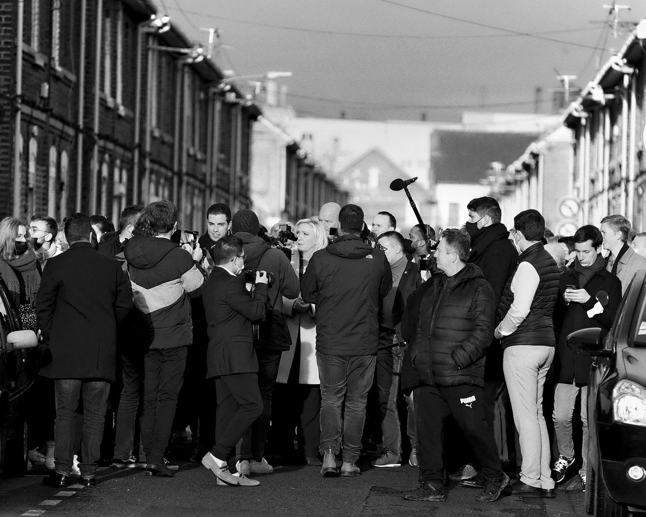Visite de Marine Le Pen dans une cité minière de Bruay-la-Buissière (Pas-de-Calais), avec le maire Ludovic Pajot, le 2 février 2022.