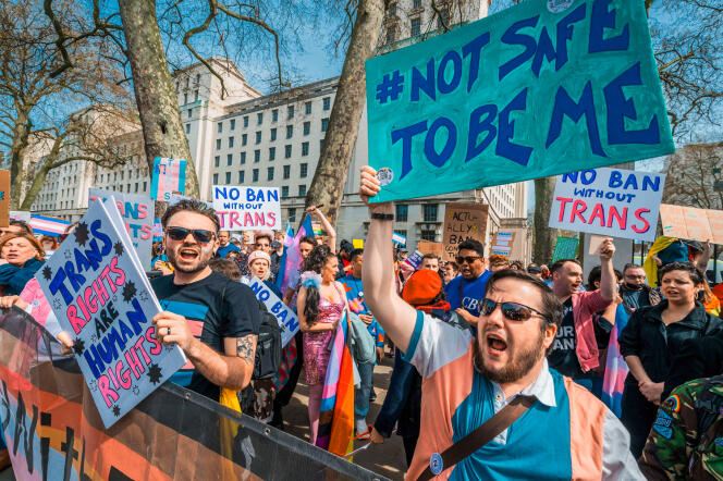 Depuis la décision du gouvernement britannique, les manifestations pour les droits des LGBT se multiplient au Royaume-Uni (ici, devant Downing Street, à Londres, le 10 avril).