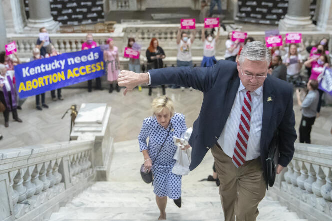 Un membre de la Chambre des représentants du Kentucky passe devant une manifestation pour le droit à l’avortement, au Capitole de l’Etat, à Frankfort, le 13 avril 2022.