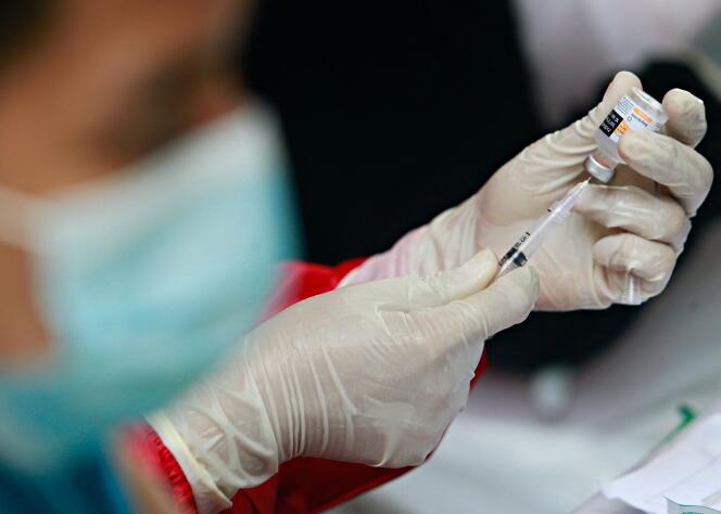 Préparation d’une dose du vaccin chinois Sinovac Biotech contre le Covid-19, dans la banlieue de Djakarta, le 30 juin 2021. 