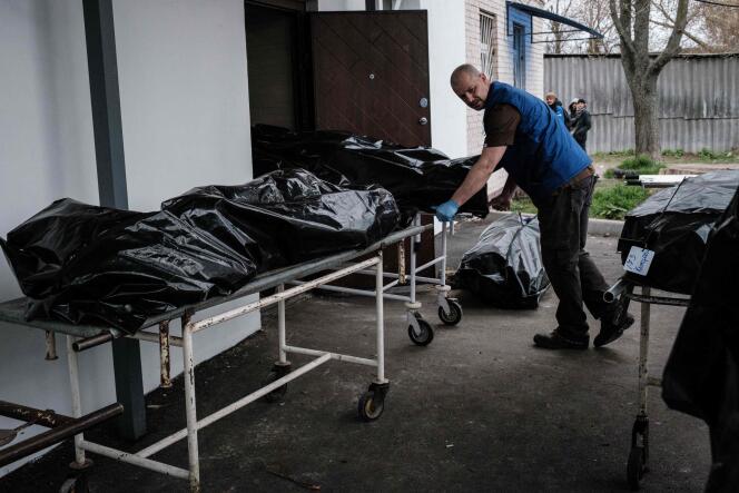 Todavía se están identificando muchos cuerpos en la morgue de Boutcha (Ucrania), 18 de abril de 2022.