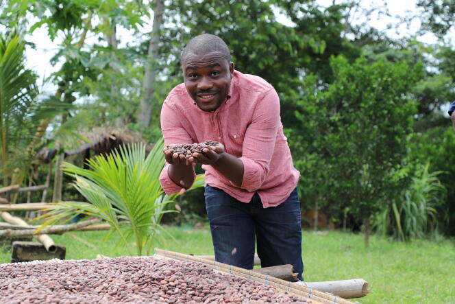Axel Emmanuel Gbaou at the workshop in the village of Abbé-Bégnini, north of Abidjan, in April 2022. There, cocoa beans are shelled before being transformed into chocolate in his laboratory in Cocody.