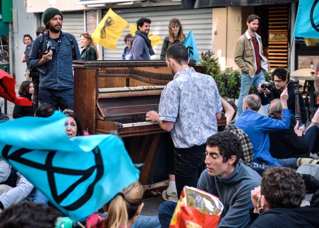Lors de l’« Inévitable Rébellion », à Paris, le 16 avril 2022.