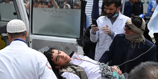 Du personnel médical déplace un jeune blessé sur une civière à l’extérieur d’un hôpital, le 19 avril 2022.