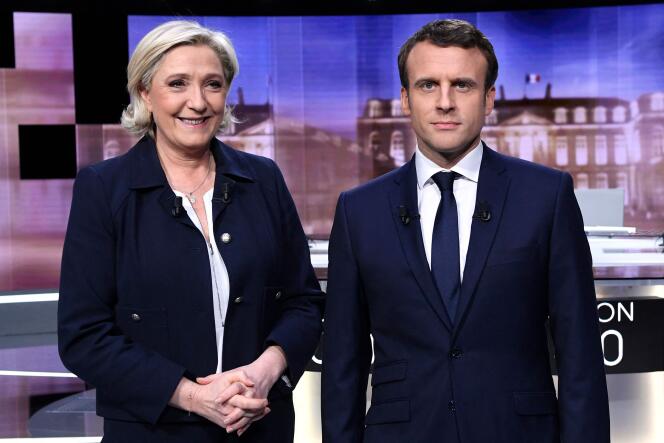 Marine Le Pen (Rassemblement national) et Emmanuel Macron (La République en marche) avant le début du débat télévisé du 3 mai 2017, à La Plaine-Saint-Denis (Seine-Saint-Denis).