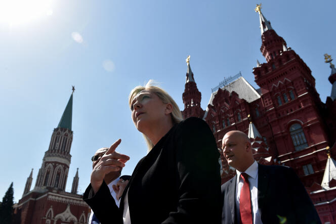 Marine Le Pen devant la Douma, à Moscou, avant une rencontre avec Sergueï Narychkine, le 26 mai 2015.