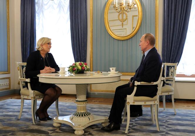 Marine Le Pen reçue par Vladimir Poutine au Kremlin, le 24 mars 2017.
