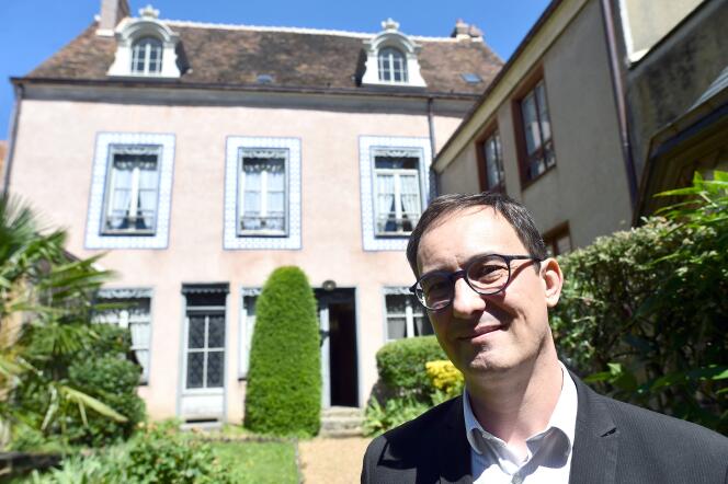 Jérôme Bastianelli, président la Société des amis de Marcel Proust,  devant la « Maison de Tante Léonie » à Illiers-Combray,  en 2018.