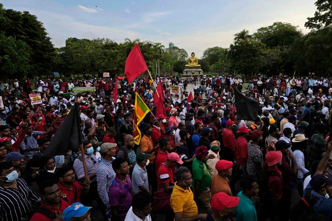 Des manifestations spontanées se sont déroulées dans l’ensemble du Sri Lanka, le 19 avril 2022, alors que l’île traverse sa plus grave crise économique depuis son indépendance en 1948, avec de graves pénuries de biens essentiels et des coupures d’électricité régulières.