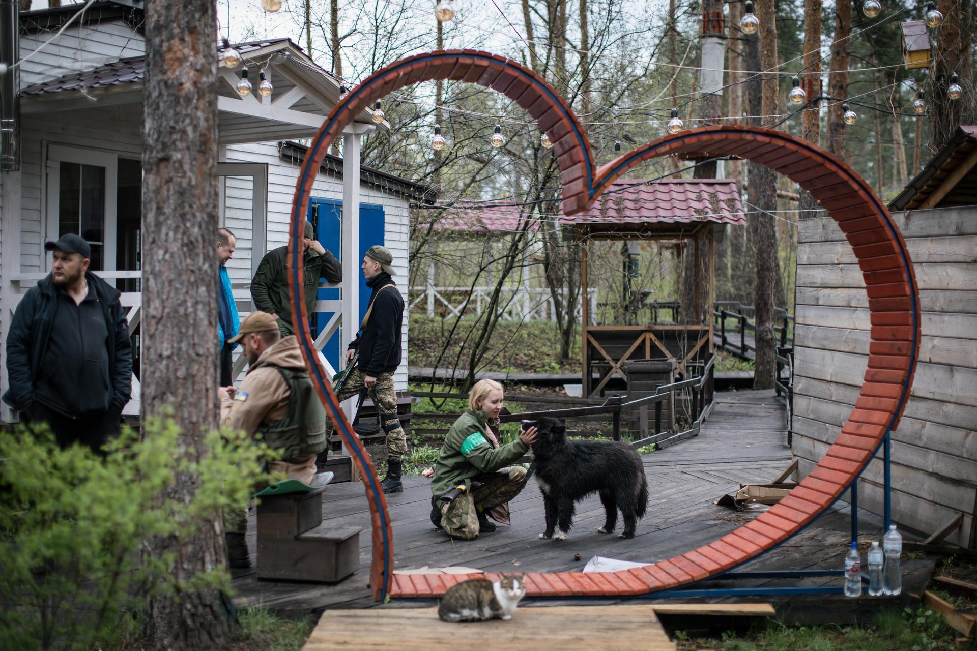 Des membres de la défense territoriale, non loin de Sviatohirsk (Donbass, Ukraine), le 18 avril 2022.