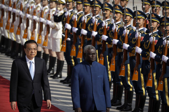 Le premier ministre chinois, Li Keqiang, à gauche, et le premier ministre des Îles Salomon, Manasseh Sogavare, lors d’une cérémonie d’accueil au Grand Palais du Peuple à Pékin, le mercredi 9 octobre 2019.